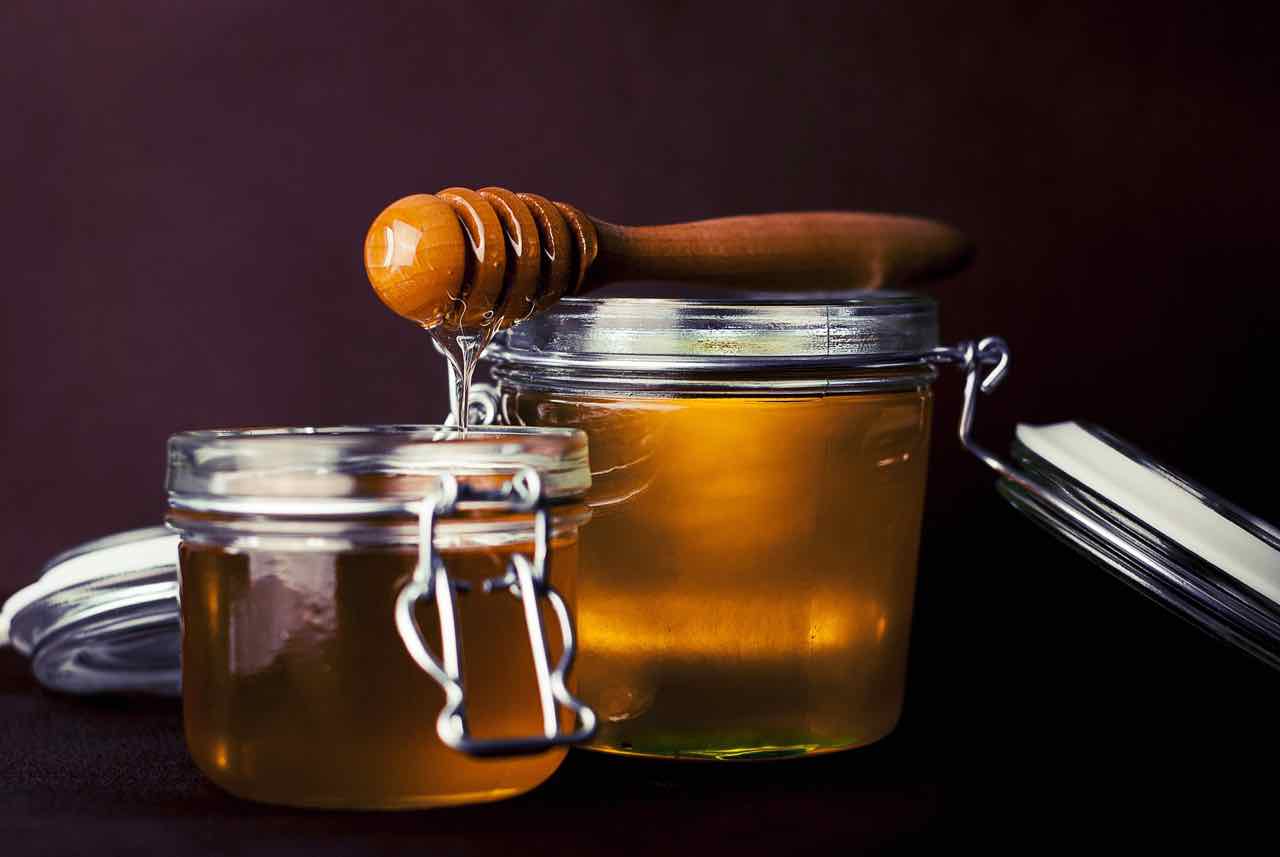 Il miele cura mal di gola e tosse?